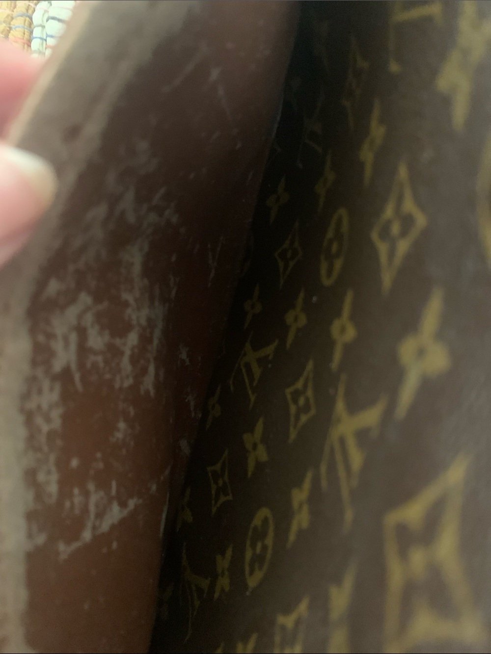 Louis Vuitton Monogram Crossbody Shoulder Bag in Brown with Tan Trim
Jeune fille - Picture 14 of 16